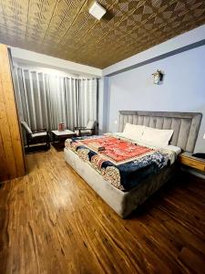 Una cama o camas en una habitación de Hotel The Sliver land # Mountain view # River view # Near Volvo Bus Stand # Family Hotel # Open Terrace