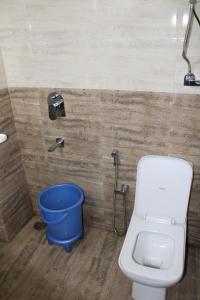 Un baño de Hotel The Sliver land # Mountain view # River view # Near Volvo Bus Stand # Family Hotel # Open Terrace