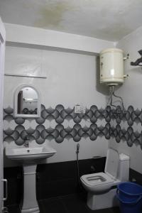 Un baño de Hotel The Sliver land # Mountain view # River view # Near Volvo Bus Stand # Family Hotel # Open Terrace