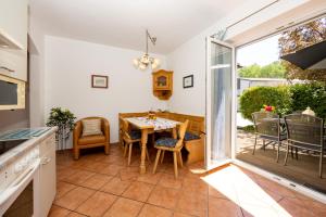 uma cozinha e sala de jantar com mesa e cadeiras em Appartements Walzl em Maria Lankowitz