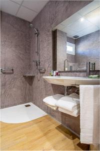 bagno con lavandino e specchio di HOTEL JAUME D'URGELL a Balaguer