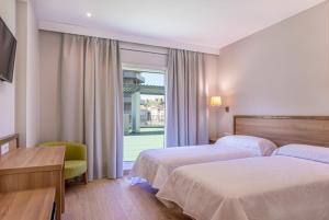 Posteľ alebo postele v izbe v ubytovaní HOTEL JAUME D'URGELL