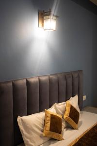 Una cama o camas en una habitación de Hotel The Sliver land # Mountain view # River view # Near Volvo Bus Stand # Family Hotel # Open Terrace