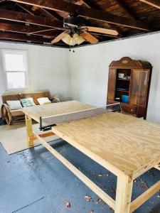 Zimmer mit 2 Betten und einem Deckenventilator in der Unterkunft Modern Cottage The Whitney by The Bay in Villas