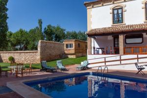 The swimming pool at or close to La Villa del Pantano