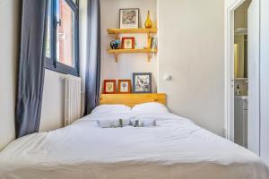 - une chambre avec un lit blanc et 2 oreillers dans l'établissement Nice and bright studio close to Paris - Pantin - Welkeys, à Pantin