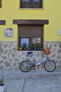 ein Fahrrad, das vor einem Gebäude geparkt ist in der Unterkunft La Casa del Campillo in Baltanás