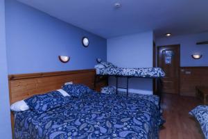 a bedroom with a bed and a desk at Hotel Merino in Pas de la Casa