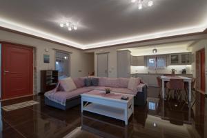 - un salon avec un canapé et une table dans l'établissement Agro Art Boutique & Luxury Villa, à Vanáton