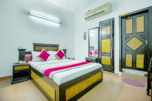 Postel nebo postele na pokoji v ubytování HOTEL ARINA