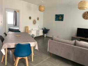 Μια τηλεόραση ή/και κέντρο ψυχαγωγίας στο Montbard Maison 7 pers centre historique chez Delphine et Guillaume