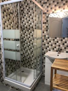 uma cabina de duche em vidro na casa de banho com um lavatório em Montbard Maison 7 pers centre historique chez Delphine et Guillaume em Montbard