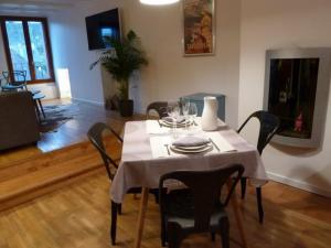 een eettafel met een witte tafellaken erop bij Appartement La Belle View in Annecy
