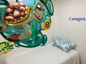 ein Kinderzimmer mit einer Spielzeugschildkröte an der Wand in der Unterkunft The Mural Hostel Bogotá in Bogotá