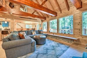 Foto dalla galleria di Waterfront Echo Lake Cabin with Deck, Mtn Views a Twin Bridges