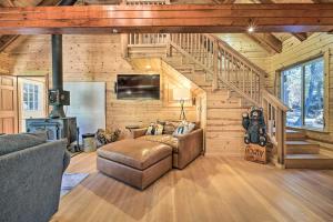 Foto dalla galleria di Waterfront Echo Lake Cabin with Deck, Mtn Views a Twin Bridges