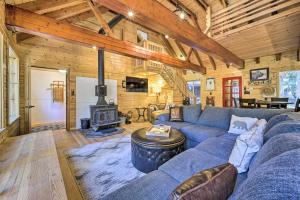 Foto dalla galleria di Waterfront Echo Lake Cabin with Deck, Mtn Views a Twin Bridges