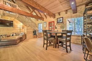 Foto dalla galleria di Waterfront Echo Lake Cabin with Deck, Mtn Views a Twin Bridges