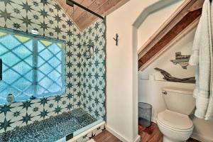 Koupelna v ubytování Waterfront Echo Lake Cabin with Deck, Mtn Views + 31 fotografií