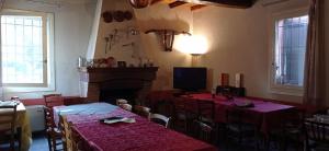 Televízia a/alebo spoločenská miestnosť v ubytovaní Agriturismo La Riccardina