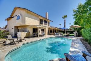 - une piscine en face d'une maison dans l'établissement Upscale Scottsdale Retreat with Private Pool and Grill, à Phoenix