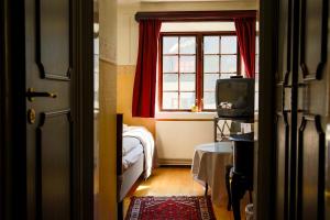 Letto o letti in una camera di Värdshuset Hwitan