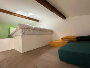 パリにあるベアトリス エト エマニュエル ムーブル エッフェルのベッドとソファが備わる部屋