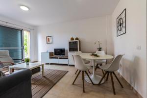 ein weißes Wohnzimmer mit einem Tisch und Stühlen in der Unterkunft Casa Los Mangos - Increíbles vistas in Playa de Santiago