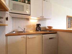 a kitchen with a sink and a microwave at Appartement cosy 4 pers au pied des pistes avec wifi, balcon et casier à ski - FR-1-508-18 in Termignon