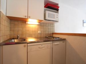 a small kitchen with a sink and a microwave at Appartement cosy 4 pers, Termignon, pied des pistes, Wifi - FR-1-508-99 in Termignon