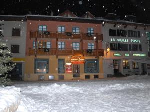 a hotel in the snow in front of a building at Spacieux appartement 5 pers, balcon, WiFi - Lanslebourg - FR-1-508-154 in Lanslebourg-Mont-Cenis