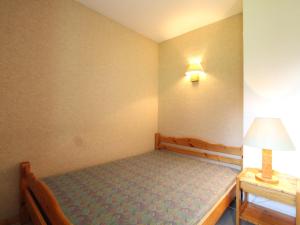 una piccola camera con letto e lampada di Appartement Termignon, 2 pièces, 4 personnes - FR-1-508-192 a Termignon