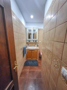 a bathroom with a sink and a mirror at Casa Tortuga 1era linea de playa in Alcalá