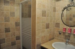 La salle de bains est pourvue d'un lavabo et d'une douche. dans l'établissement B&B Colle Mattia, à Colonna