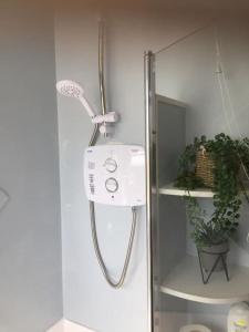 um secador de cabelo numa parede ao lado de um espelho em Conveniently situated three bedroom townhouse em Moville
