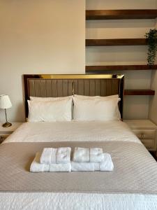 duas toalhas sentadas em cima de uma cama em Portobello Living em Londres