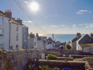 a street with houses and the ocean in the background at Mallams in Castletown