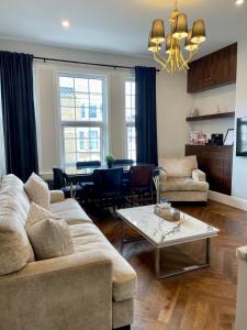 Portobello Living في لندن: غرفة معيشة مع أريكة وطاولة