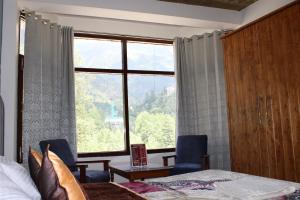 Un lugar para sentarse en Hotel The Sliver land # Mountain view # River view # Near Volvo Bus Stand # Family Hotel # Open Terrace