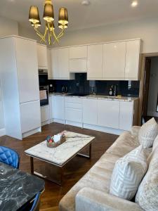 ein Wohnzimmer mit einem Sofa und einem Tisch in der Unterkunft Portobello Living in London