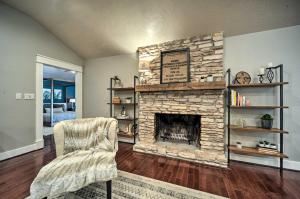 Area soggiorno di Buda Home with Deck and Fire Pit - 15 Mi to Austin!