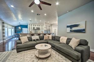 Area soggiorno di Buda Home with Deck and Fire Pit - 15 Mi to Austin!