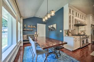 una grande cucina con tavolo e sedie in legno di Buda Home with Deck and Fire Pit - 15 Mi to Austin! a Buda