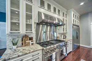 Cucina o angolo cottura di Buda Home with Deck and Fire Pit - 15 Mi to Austin!