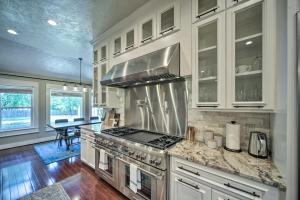 Cucina o angolo cottura di Buda Home with Deck and Fire Pit - 15 Mi to Austin!