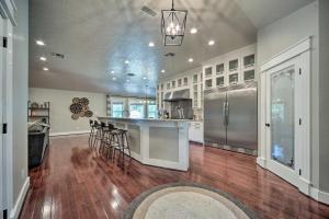 Cucina o angolo cottura di Buda Home with Deck and Fire Pit - 15 Mi to Austin!