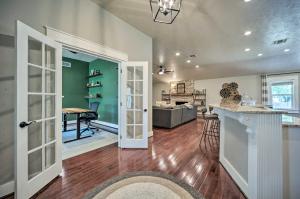 Cucina o angolo cottura di Buda Home with Deck and Fire Pit - 15 Mi to Austin!