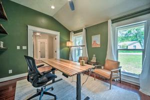 Foto dalla galleria di Buda Home with Deck and Fire Pit - 15 Mi to Austin! a Buda