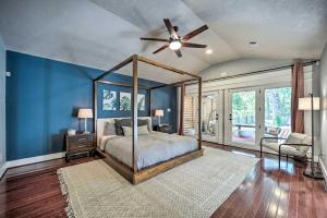 una camera con letto a baldacchino e pareti blu di Buda Home with Deck and Fire Pit - 15 Mi to Austin! a Buda