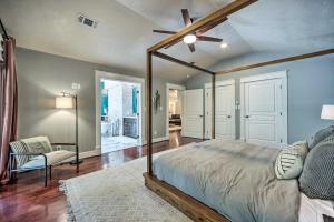 Letto o letti in una camera di Buda Home with Deck and Fire Pit - 15 Mi to Austin!